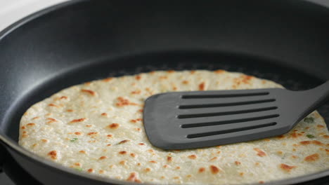 Preparando-Una-Deliciosa-Tortilla-Taiwanesa-Y-Un-Rollo-De-Panqueque-De-Huevo