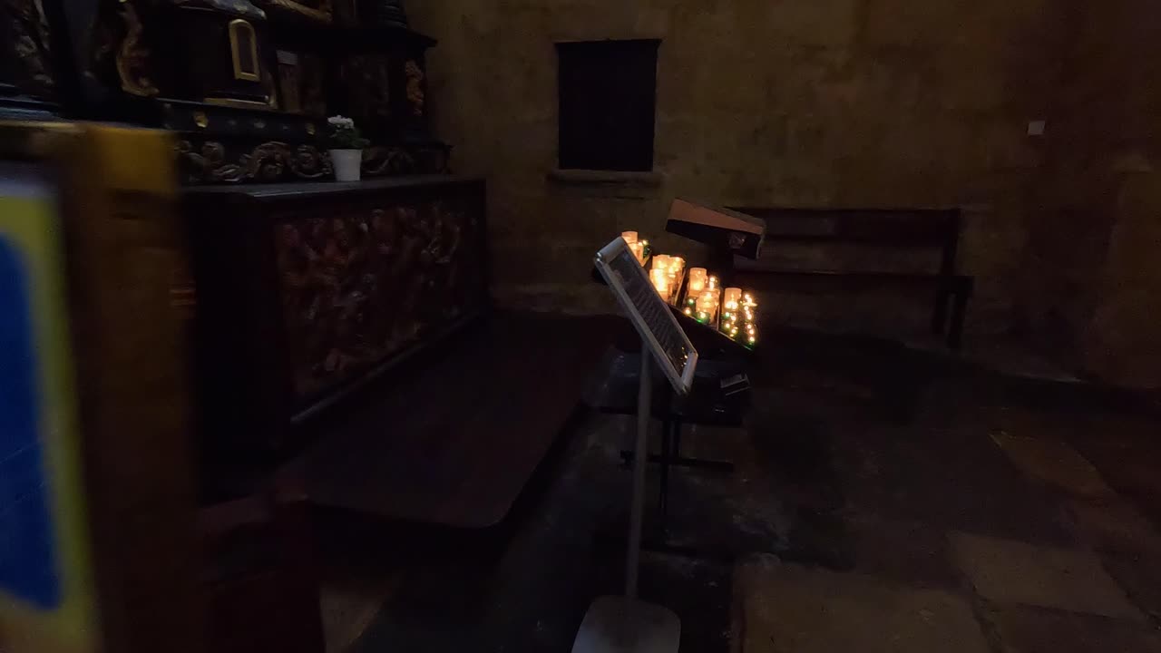 velas y oración en una iglesia católica