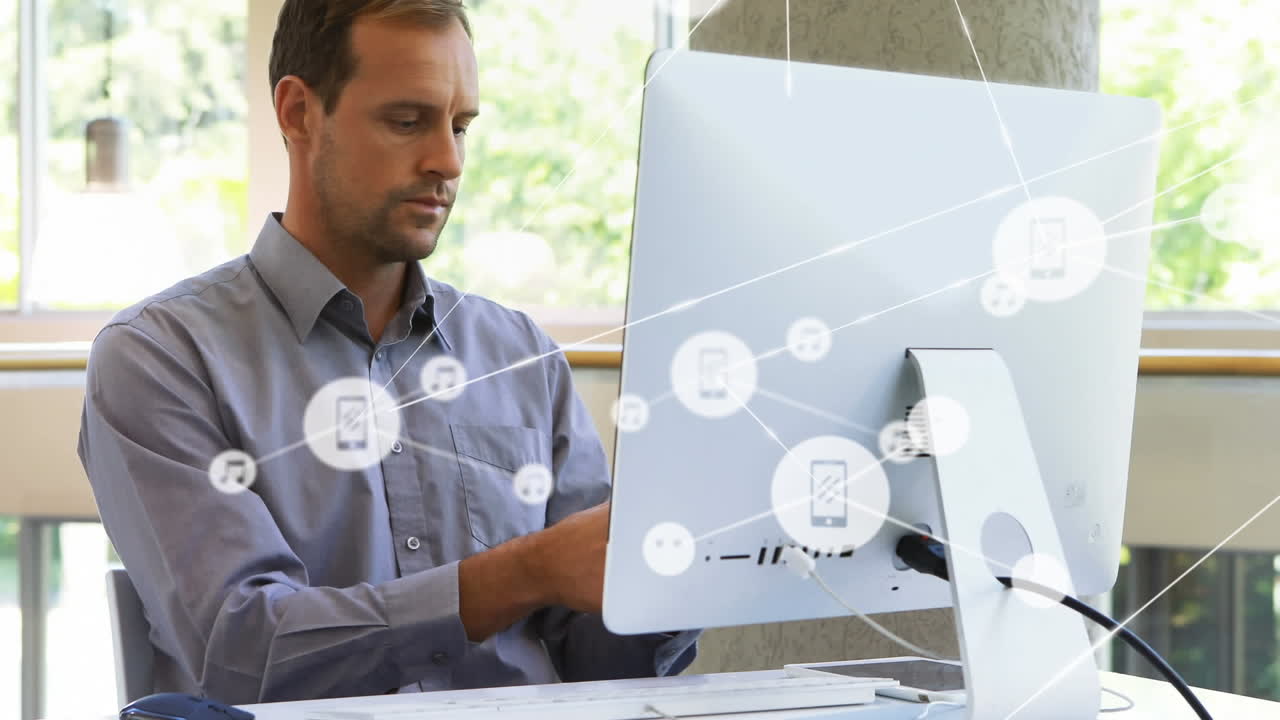 animación de una red de iconos digitales sobre un hombre de negocios que usa un teléfono inteligente