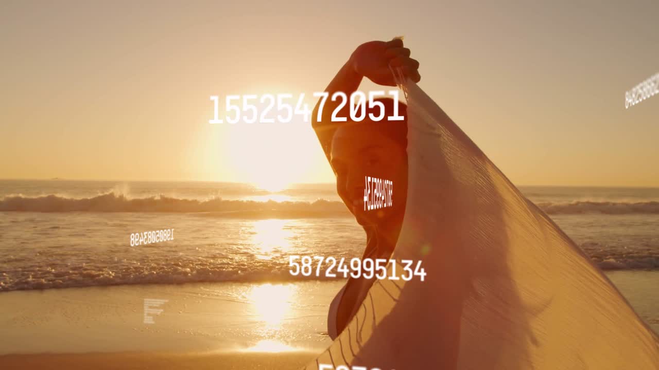 Mannequin soulevant un châle sur le rivage, des données animées se superposant à son drapé, mettant en scène un défilé de maillots de bain.