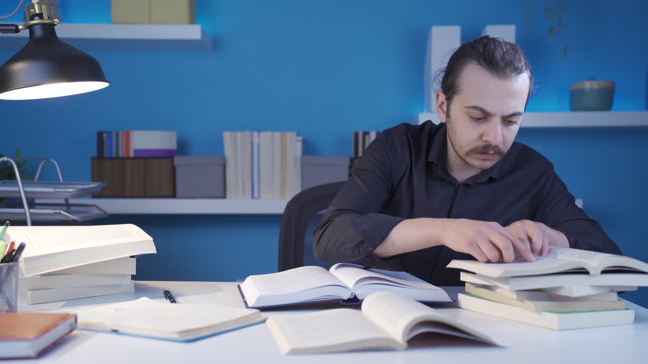 historiador e investigador haciendo una investigación misteriosa.