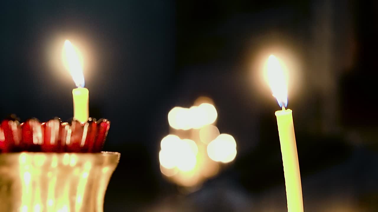 свечи, горящие в подсвечнике