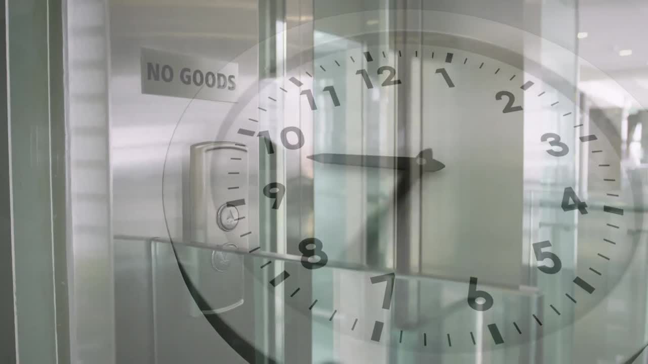 animación de reloj de tic-tac contra el ascensor bajando en la oficina moderna.
