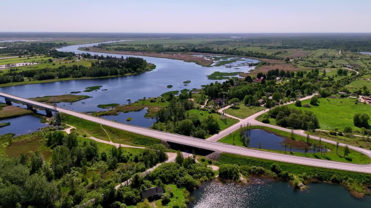 Veduta aerea del Ponte di Sloka lungo il fiume Lielupe di giorno a Jurmala, Lettonia