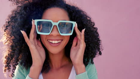 Schwarze-Frau-Mit-Sonnenbrille-Lächelt