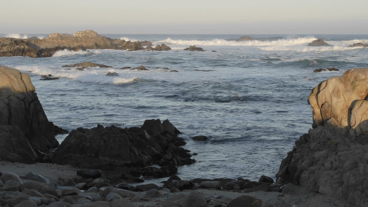 panorámica de lapso de tiempo de las olas rompiendo en point pinos en pacific grove, california