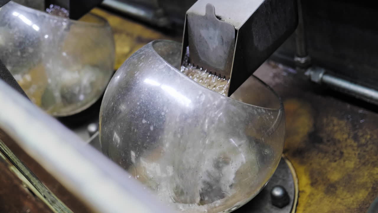 espíritu corriendo a salvo dentro de una destilería de whisky en cámara lenta