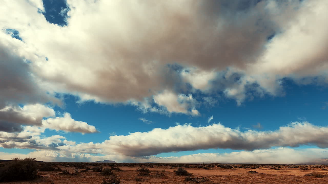 se forman nubes de lluvia pero nunca apagan la sed del desierto de mojave - lapso de tiempo de cloudscape