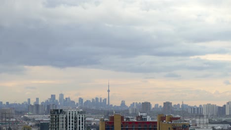 timelapse del paisaje urbano con cielo nublado y edificios de gran altura en toronto