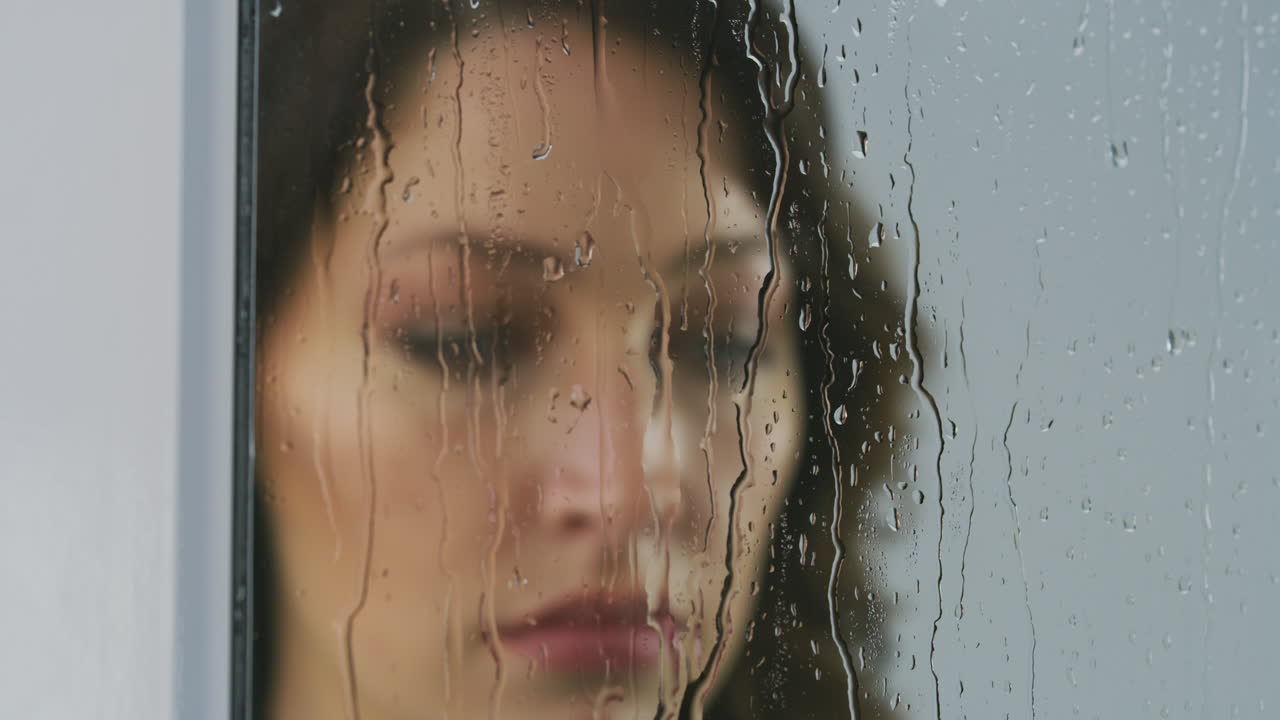 al lavoro ma distratta dalla sua depressione