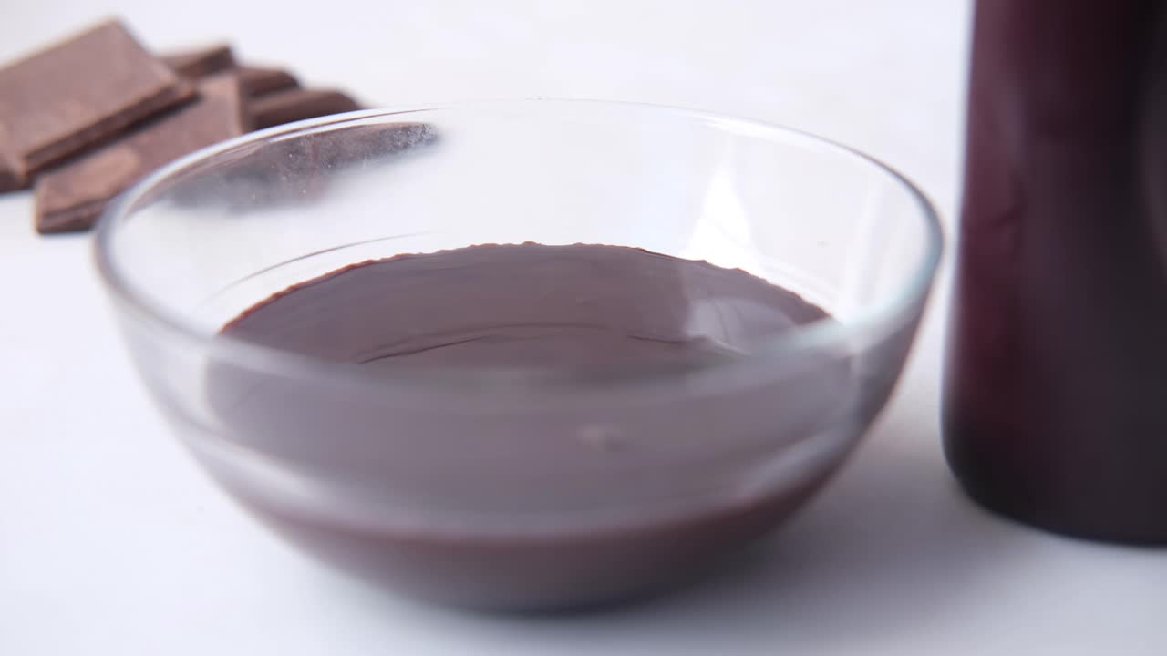 chocolate derretido en un cuenco de vidrio