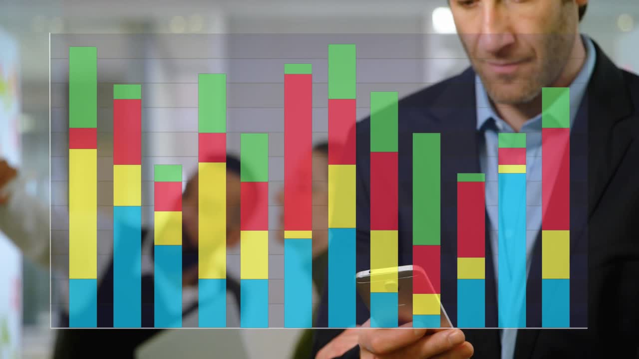 animación de iconos de personas sobre estadísticas y formas geométricas de computadoras portátiles