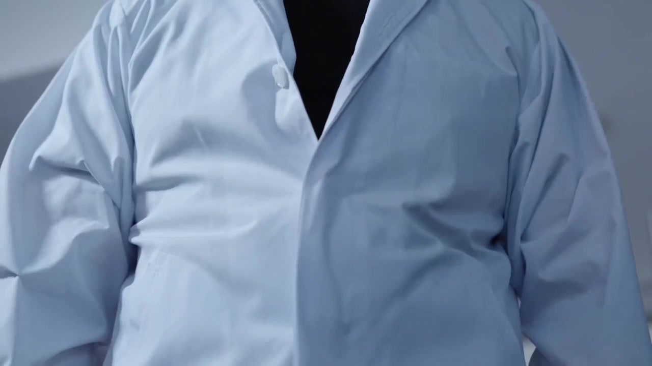 Descrizione: Ripresa ascendente da un'angolazione inferiore cattura uno chef di sushi che indossa la sua uniforme, sottolineando professionalità e prontezza in cucina. Ideale per contenuti culinari e incentrati sulla preparazione.