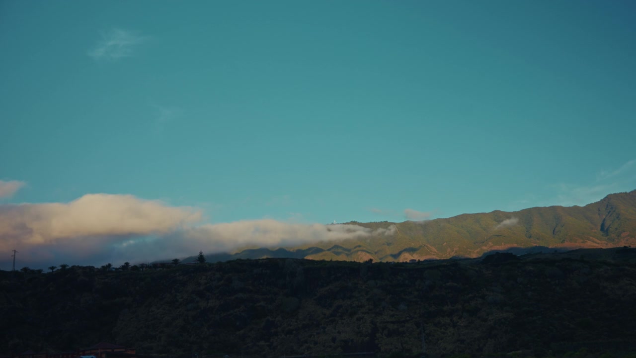 Timelapse: nuvole in movimento sulle cime delle montagne al mattino presto
