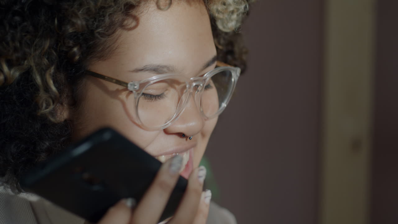 mujer joven hablando por teléfono