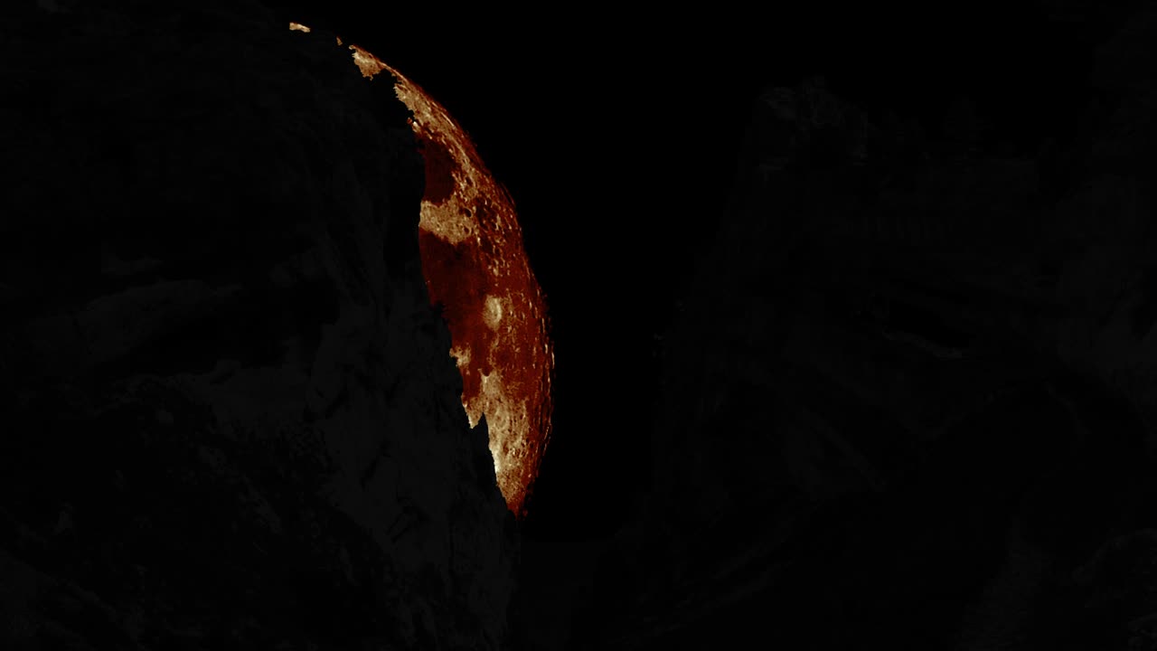 거대한 달과 함께 바위의 실루