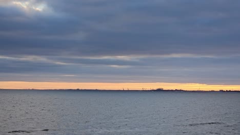 puertos y puertos en el horizonte del golfo de gdansk