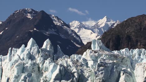 Panorámica-Lenta-En-Los-Picos-Irregulares-Del-Glaciar-Margerie,-Monte-Tlingit,-Mt-Fairweather-En-El-Fondo