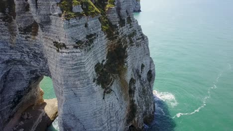 volando hacia atrás mirando las rocas de etretat en francia