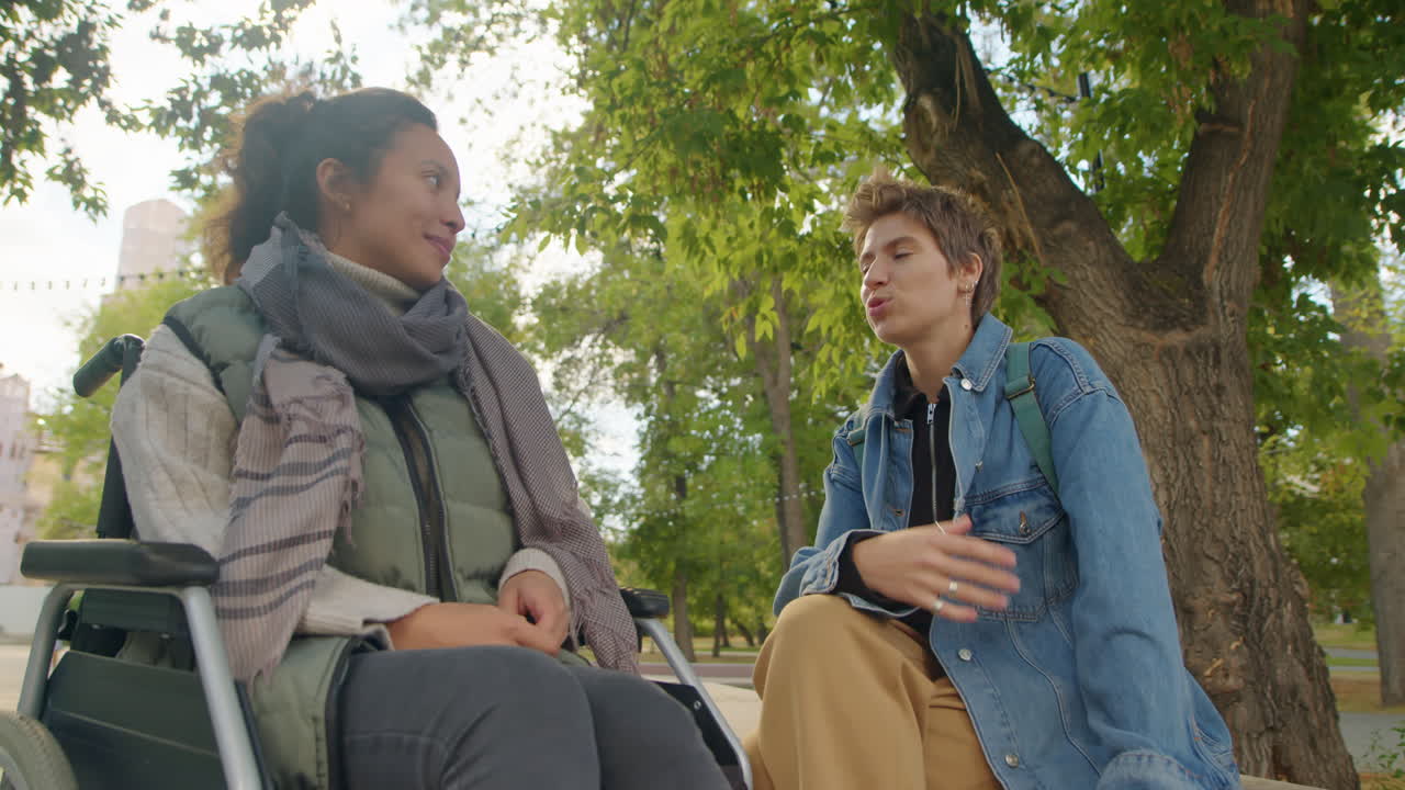 두 친구 가 공원 에서 대화 하고 있다