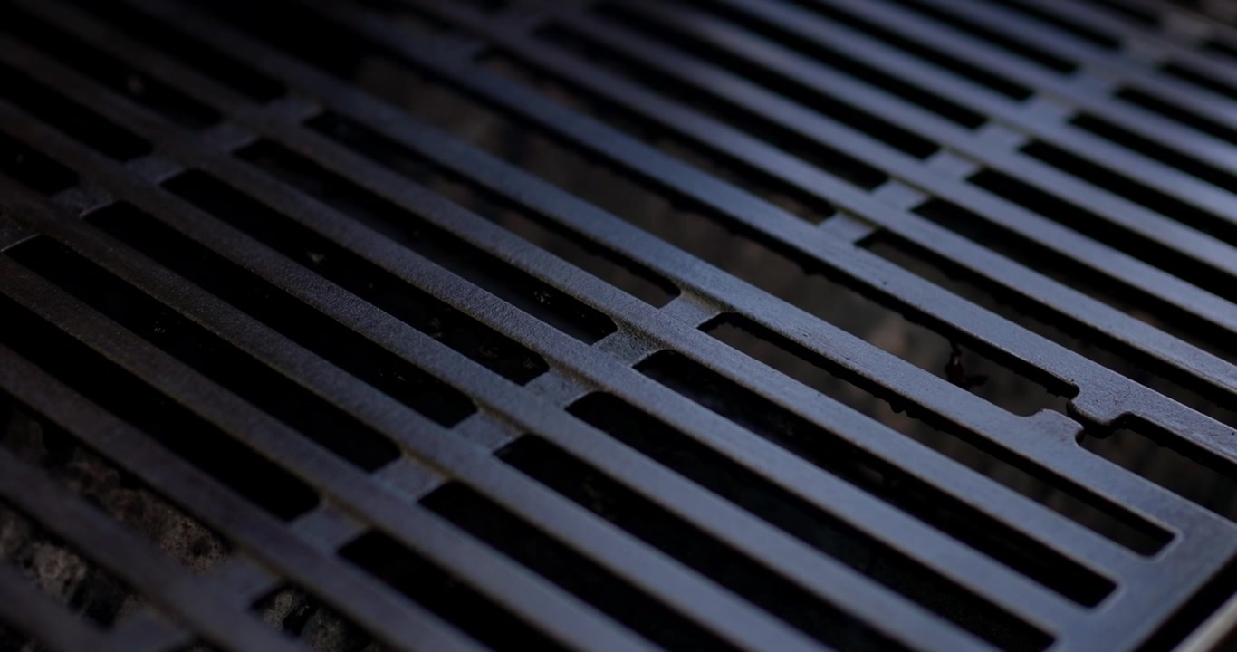Griglia nera per barbecue del 4 luglio in fase di pulizia per celebrare il 250° compleanno degli Stati Uniti d'America - in Cinema 4K 30fps rallentato da 120fps