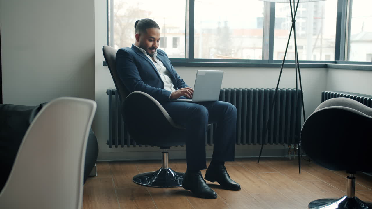 hombre de negocios trabajando en una computadora portátil en una oficina moderna