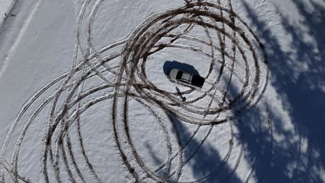 Drohnenansicht-Eines-Geländewagens,-Der-Sich-Im-Winter-Um-Sich-Selbst-Dreht