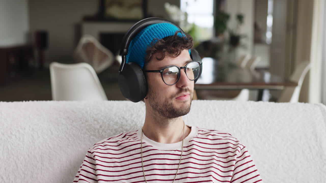 Uomo che ascolta la musica con le cuffie