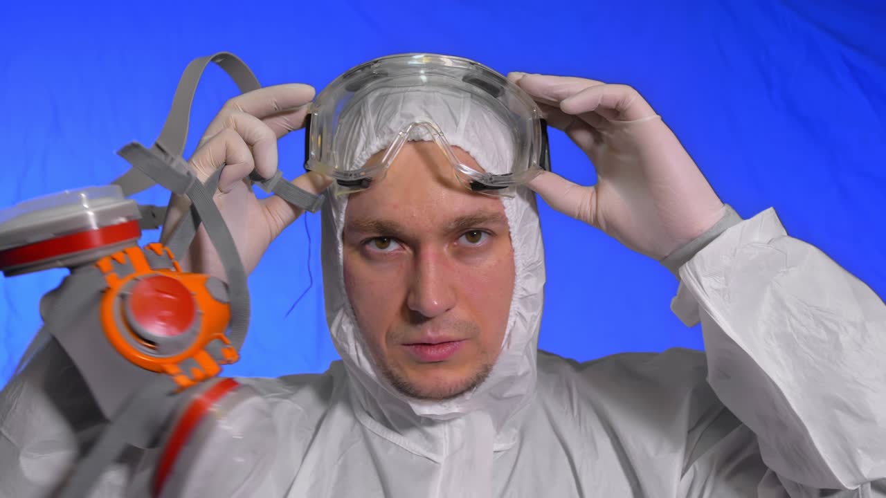 científico virólogo en respirador. hombre mira de cerca, usando una máscara médica de protección. concepto de seguridad de la salud n1h1 epidemia de coronavirus 2019 ncov.