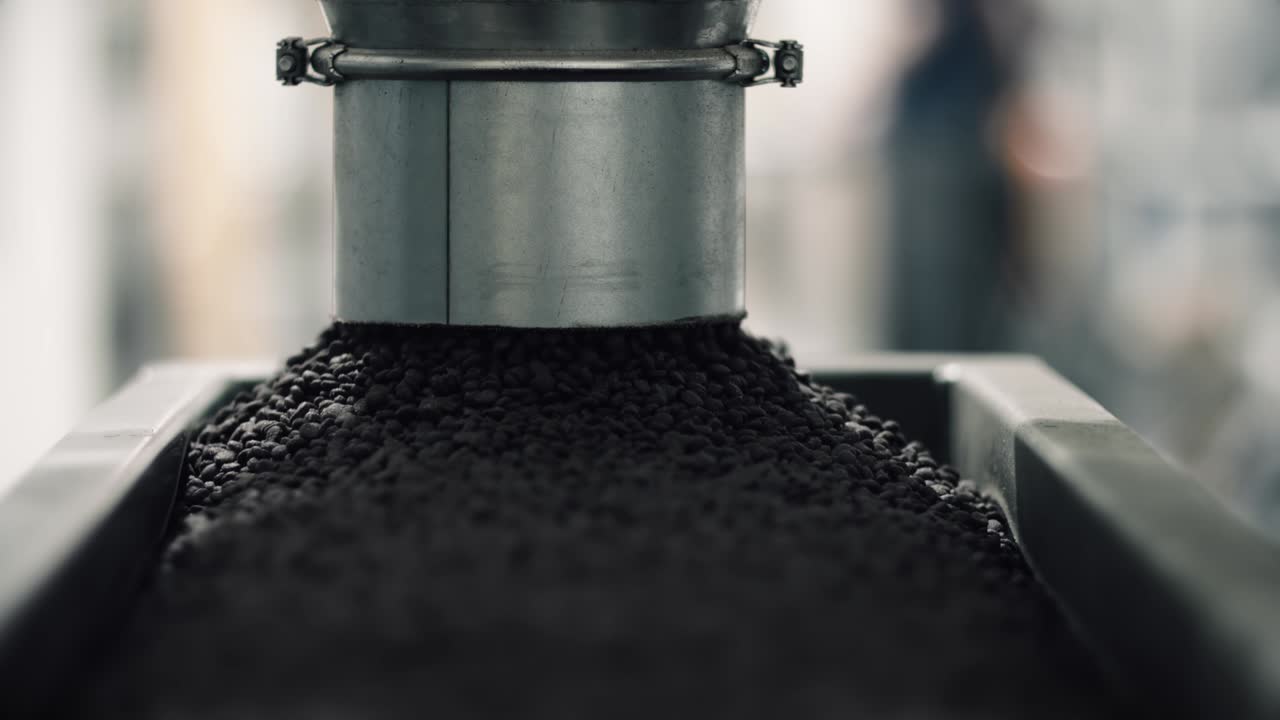 반려동물 먹이 공장에서의 생산 기계에 반려 동물 먹이가 떨어집니다. 개와 고양이 먹이를 위한 생산 라인의 장비. 사업 및 공장 개념 - 근접 시각