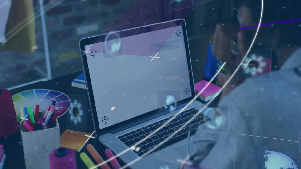 procesamiento de datos contra una diseñadora gráfica afroamericana usando una computadora portátil con espacio de copia