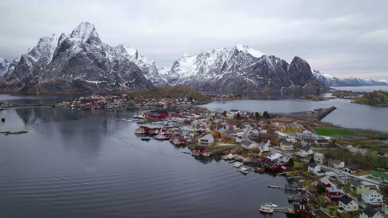 vista aérea de las montañas nevadas de moskenesøya hacia el idílico pueblo pesquero de reine noruega