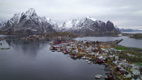 Moskenesøya-Schneebedeckte-Berge-Luftaufnahme-Zum-Idyllischen-Fischerdorf-Reine-Norway