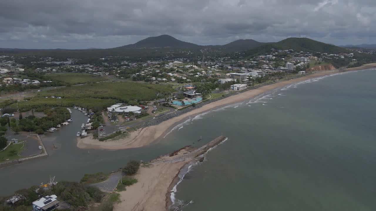 Ross Creek che separa le città costiere di Yeppoon e Cooee Bay nel Queensland, Australia