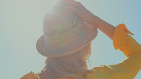 mujer con sombrero de paja en la playa 4k