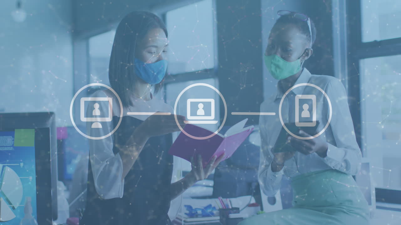 사무실에서 얼굴 마스크를 착용한 다양한 사업가 여성에 대한 금융 데이터 처리 애니메이션