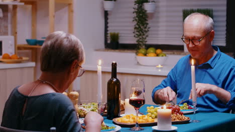 comer durante una cena romántica