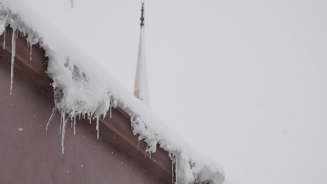 minarete de la mezquita y está nevando, invierno duro en turquía,