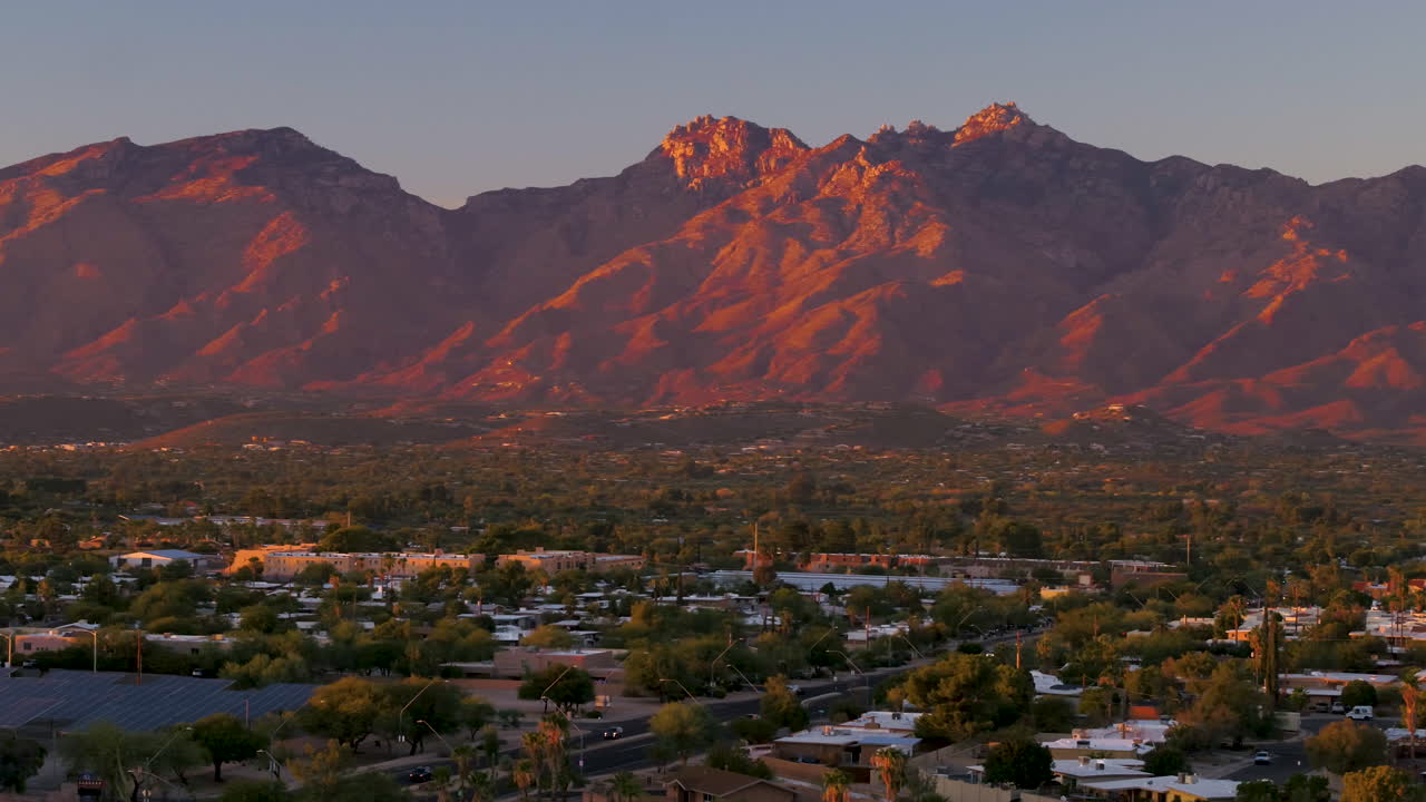increíble toma de drones de la puesta de sol en las montañas catalina en tuscon, arizona