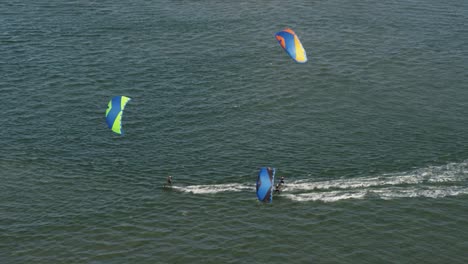 Tres-Kiters-Haciendo-Kitesurf-En-El-Océano-Azul