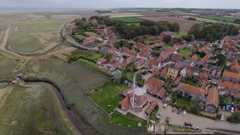 Drohnenaufnahmen-Aus-Der-Luft-Von-Cley-Am-Meer-Und-Der-Umliegenden-Landschaft,-Norfolk