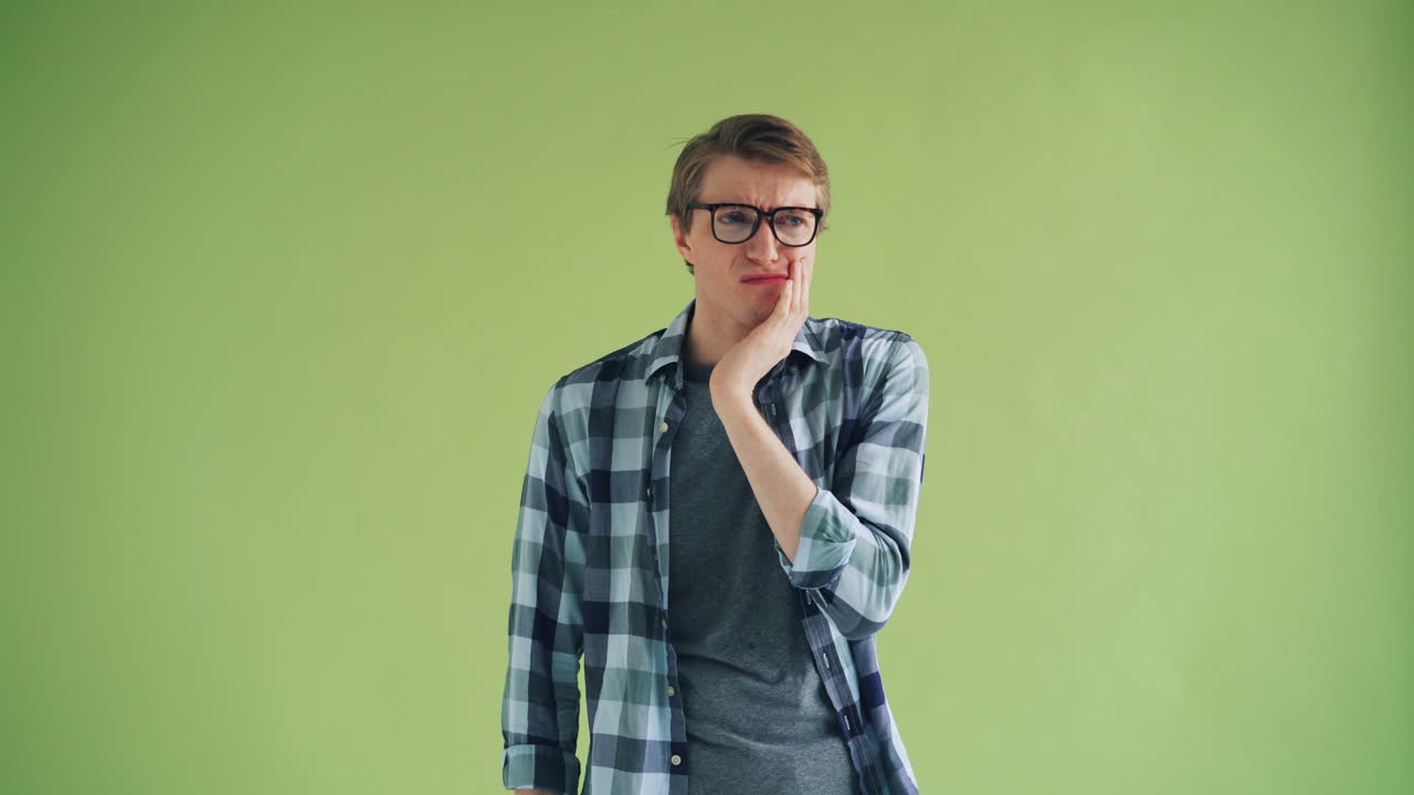 hombre con dolor de dientes