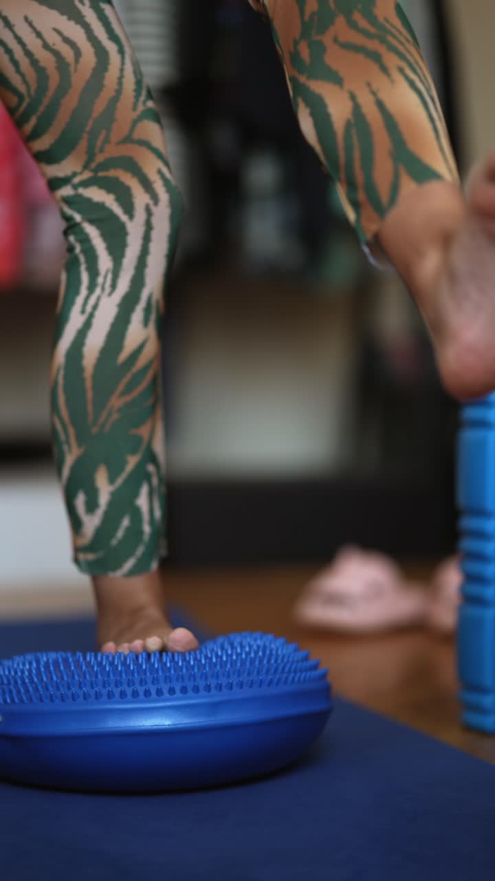 ejercicio de equilibrio de yoga con bola de equilibrio