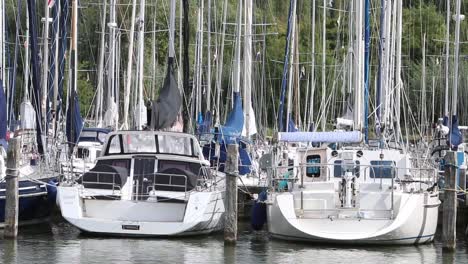 Kleine-Yachten-Am-Liegeplatz-Niederlande