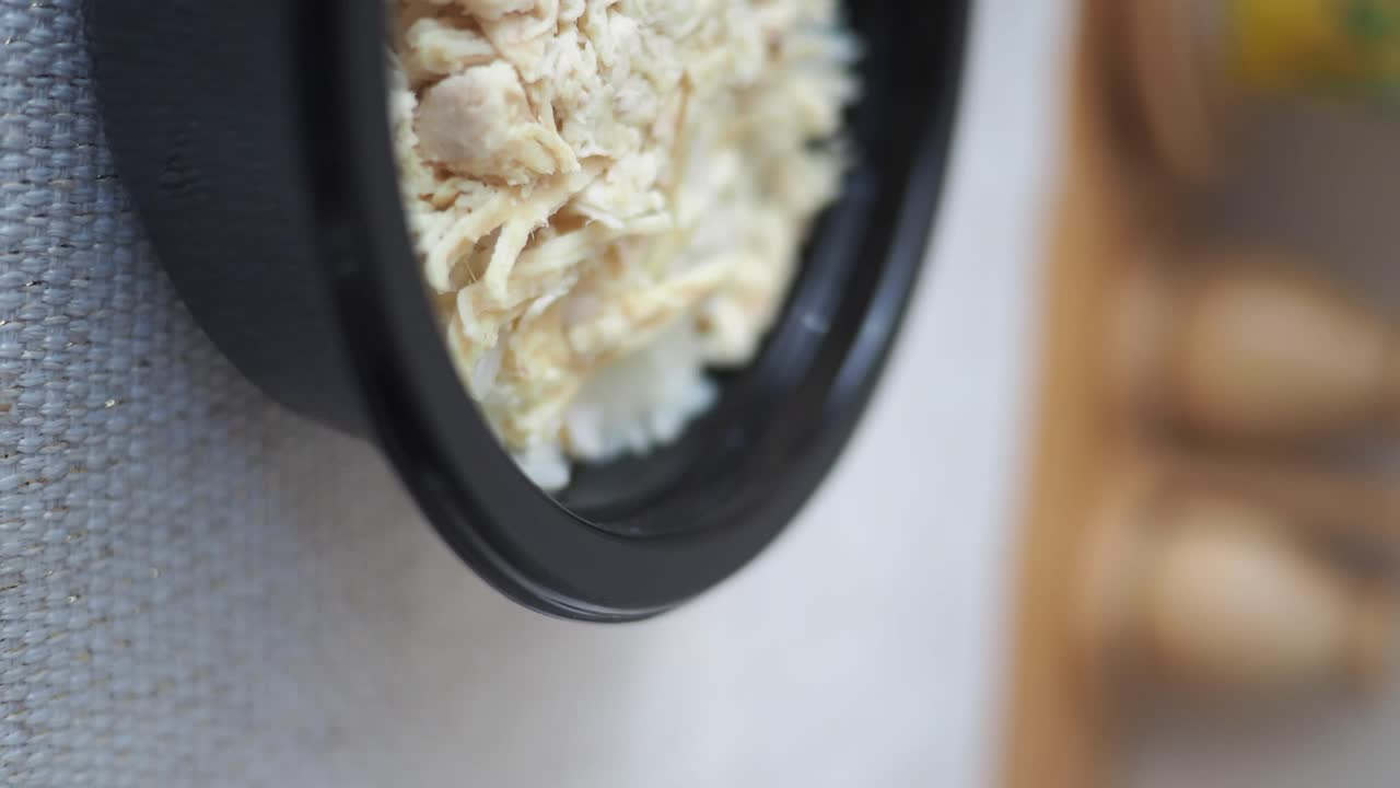 Ciotola di pollo e riso