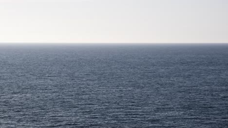 Mar-Abstracto-Y-Fascinante-En-El-Horizonte-Con-Olas-Lentas