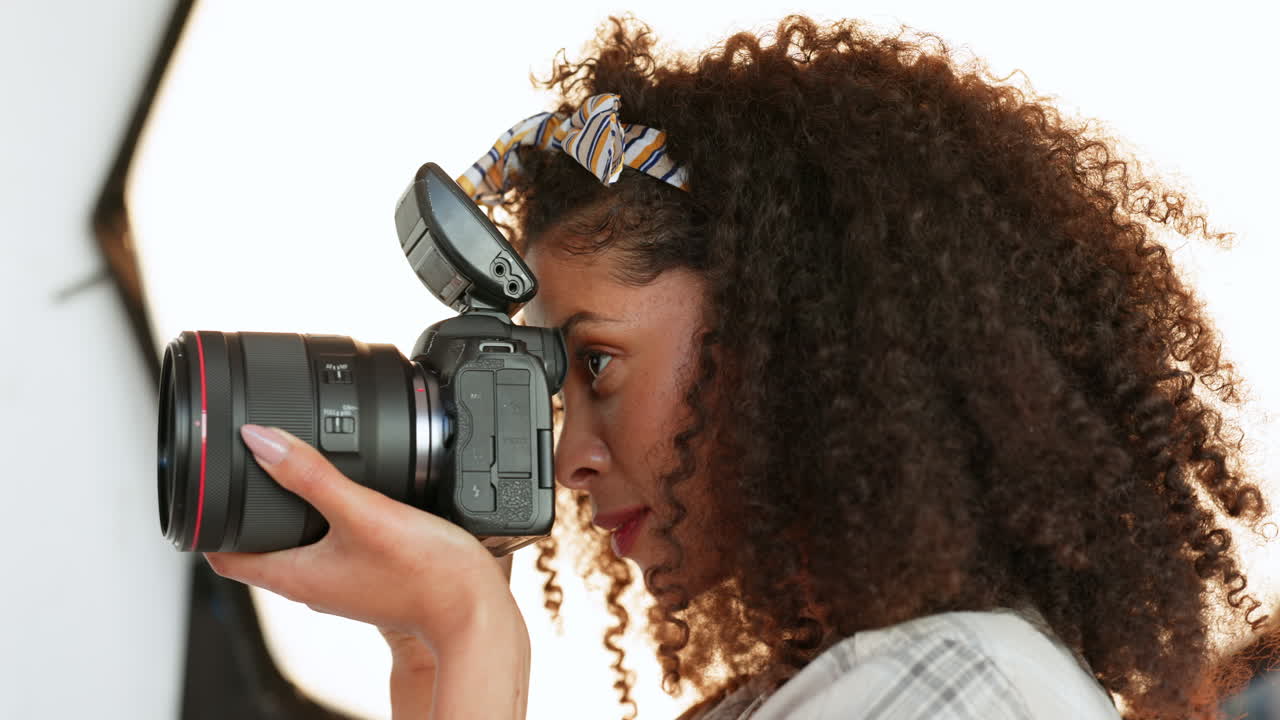 Femme photographe, appareil photo