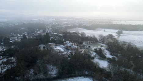 Birkenhalle-Großes-Herrenhaus-Winter-Theydon-Bois,-Essex-Uk,-Hintergrund-Nebliger-Himmel-Antenne