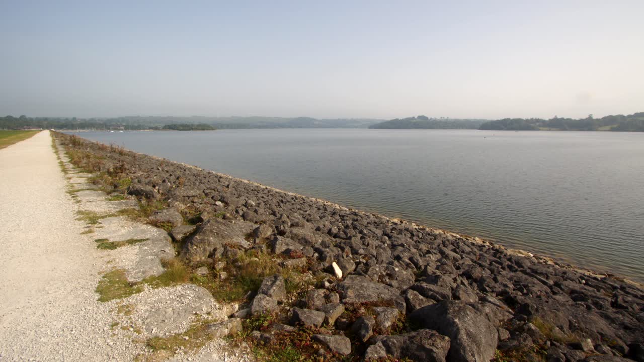 Breedbeeldopname van Carsington Water, gemaakt halverwege de dam