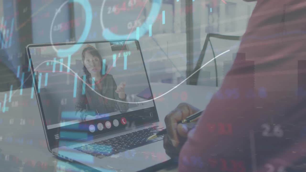 animation der börsendatenverarbeitung über den mittleren abschnitt eines mannes, der einen videotelefonat auf einem laptop hat